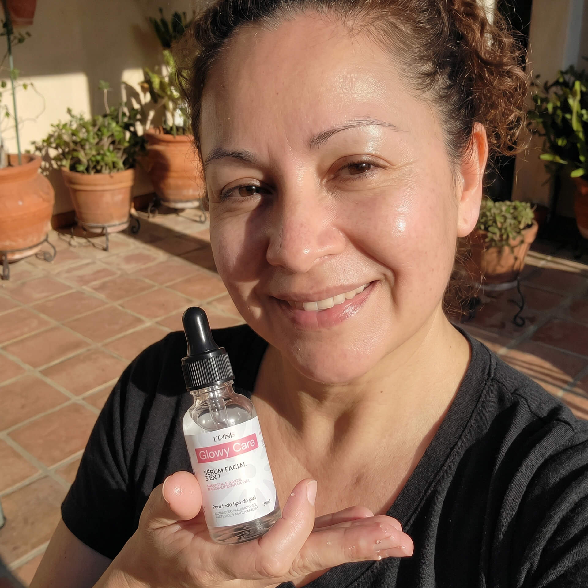 Clienta mostrando resultados con Glowy Care Serum de Bellosconto