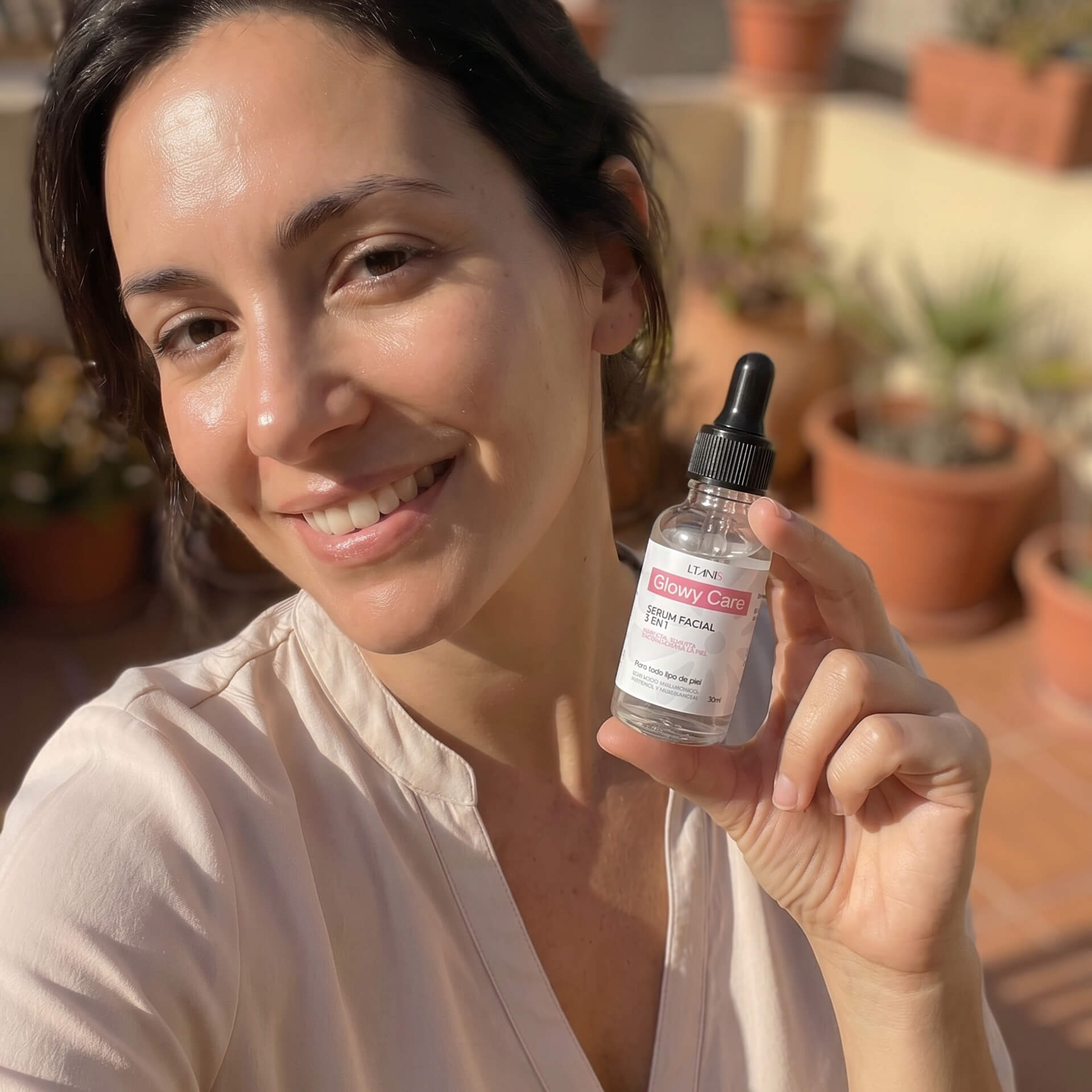Clienta satisfecha mostrando Glowy Care Serum de Bellosconto